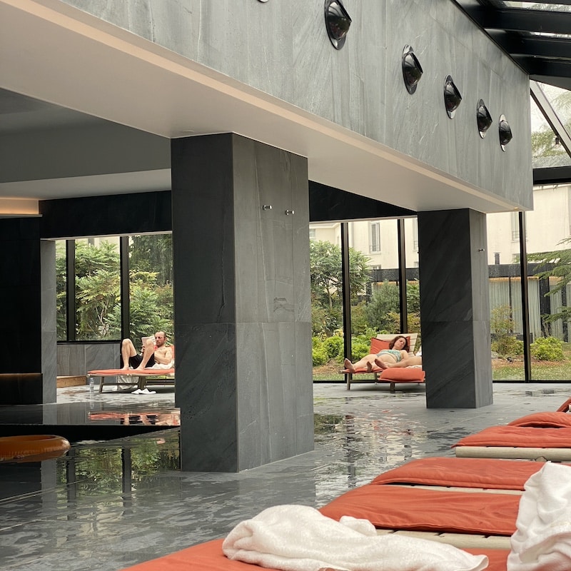 Piscina interior y zona de spa del Hotel Paxton Residence cerca de Disney