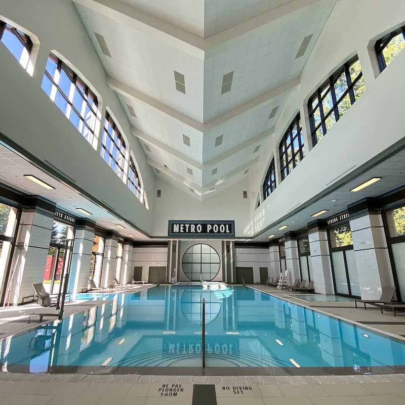 Piscina climatizada Metro Pool en el Disney Hotel New York The Art of Marvel