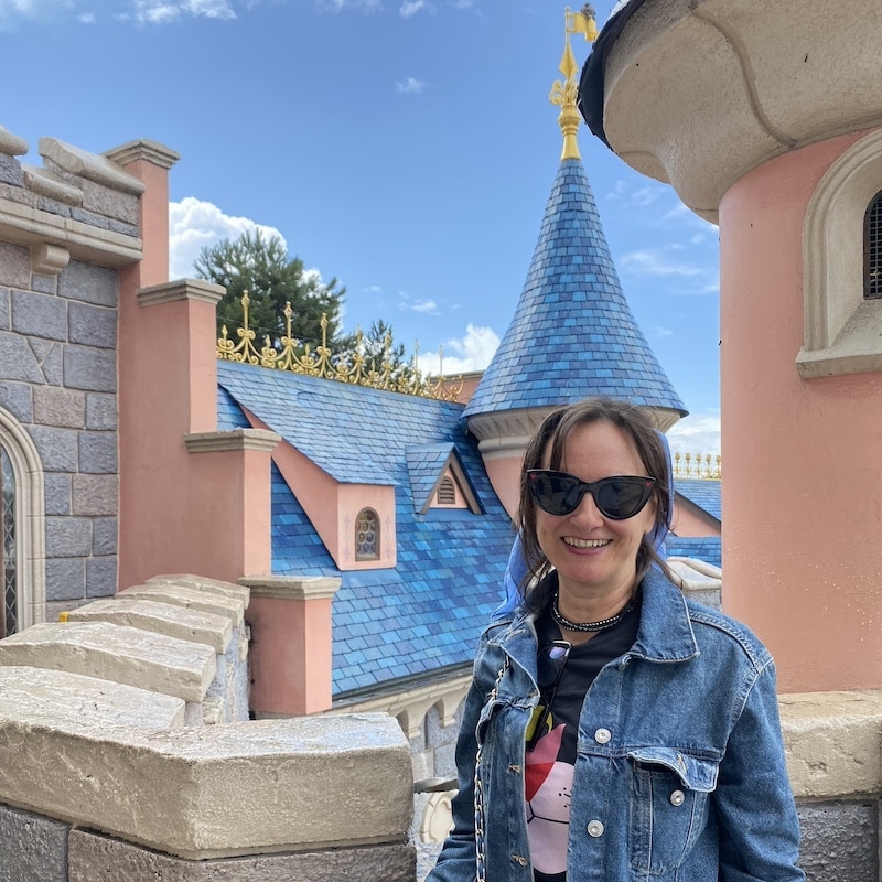 Mónica de elviajedeSofi posando en las almenas del Castillo de la Bella Durmiente en Disneyland París.