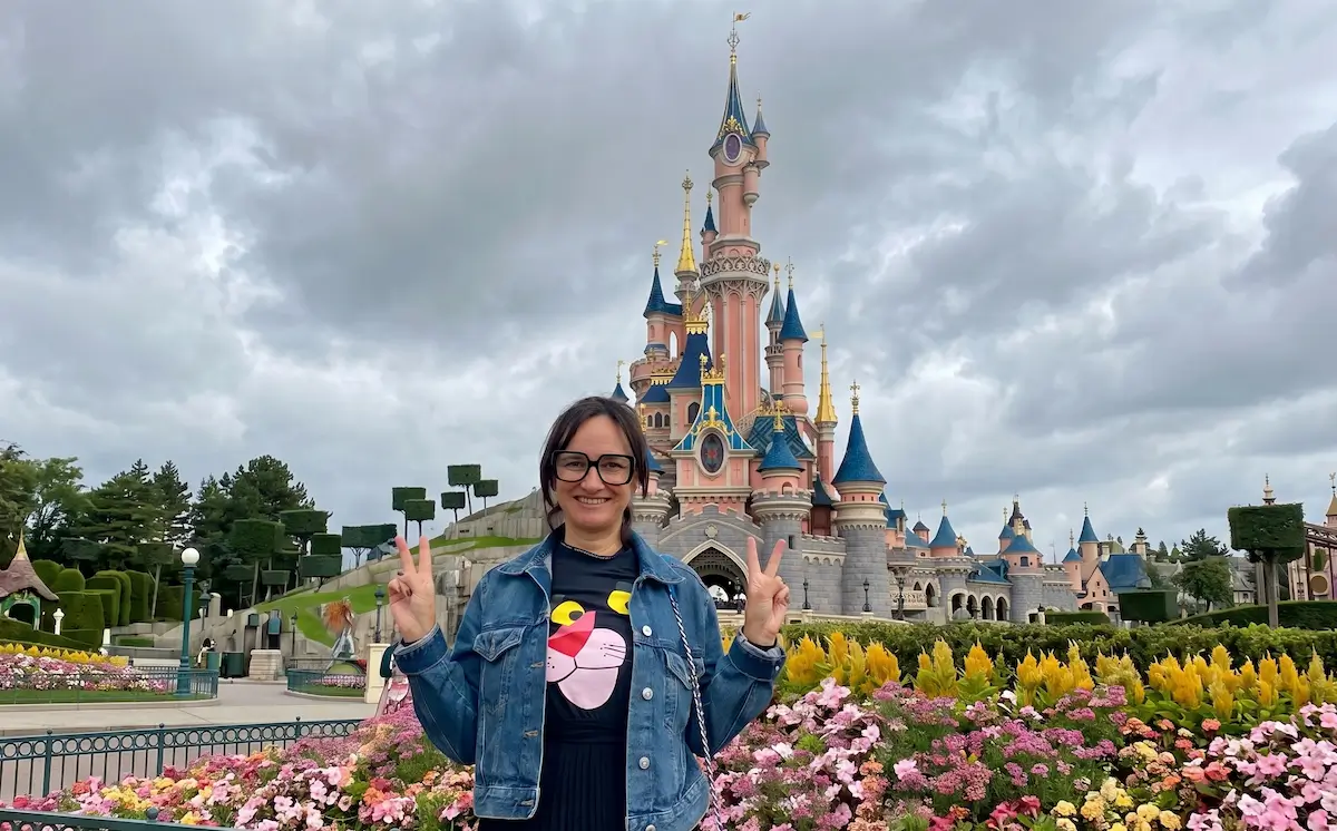 Mónica de El Viaje de Sofi frente al castillo en su itinerario de un día para viajar a Disneyland Paris por primera vez.