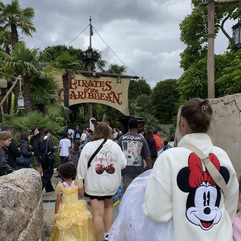 Entrada a la atracción Piratas del Caribe en Disneyland Paris: qué ver y priorizar en tu primera visita.