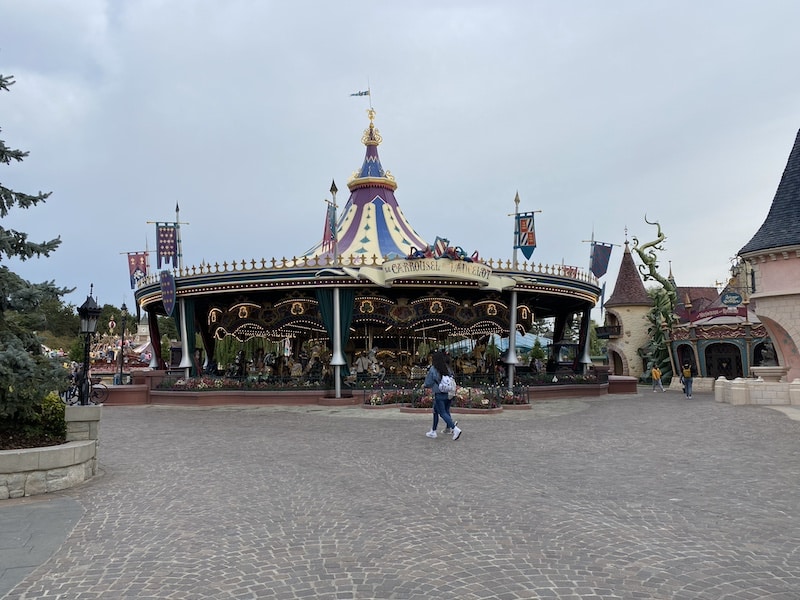 Así te muestra el Viaje de Sofi la atracción Le Carrousel de Lancelot vacía durante las Extra Magic Hours en Disneyland Paris