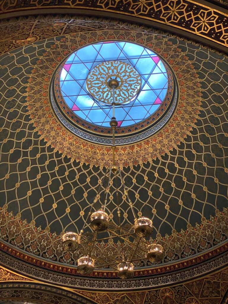 Interior de la Sinagoga Española en Praga, decoración morisca, cúpula dorada y detalles arquitectónicos