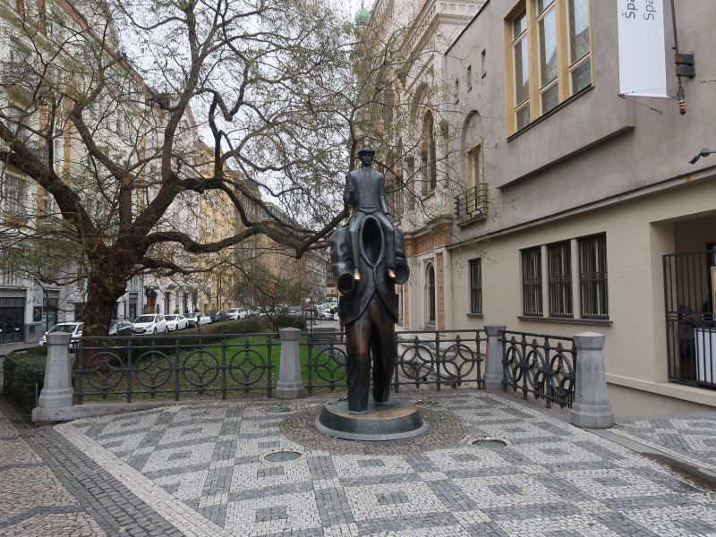 Estatua de Kafka barrio judío, junto a la sinagoga española