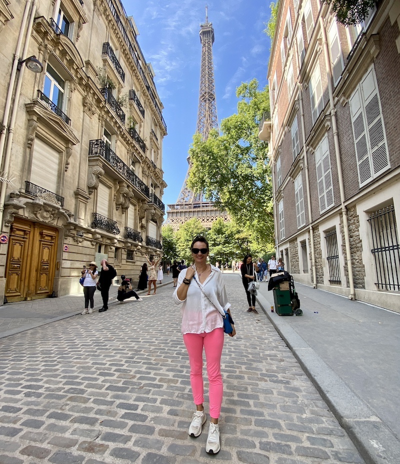 El Viaje de Sofi con la Torre Eiffel desde la calle de l'Université entre edificios típicos parisinos.