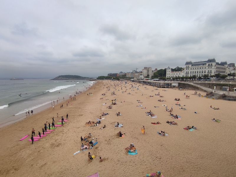 Surfistas y bañistas en la playa del Sardinero en Cantabria