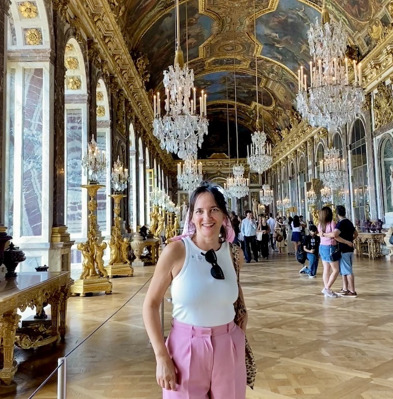Interior de la Galería de los Espejos con sus lámparas de cristal y techos pintados.