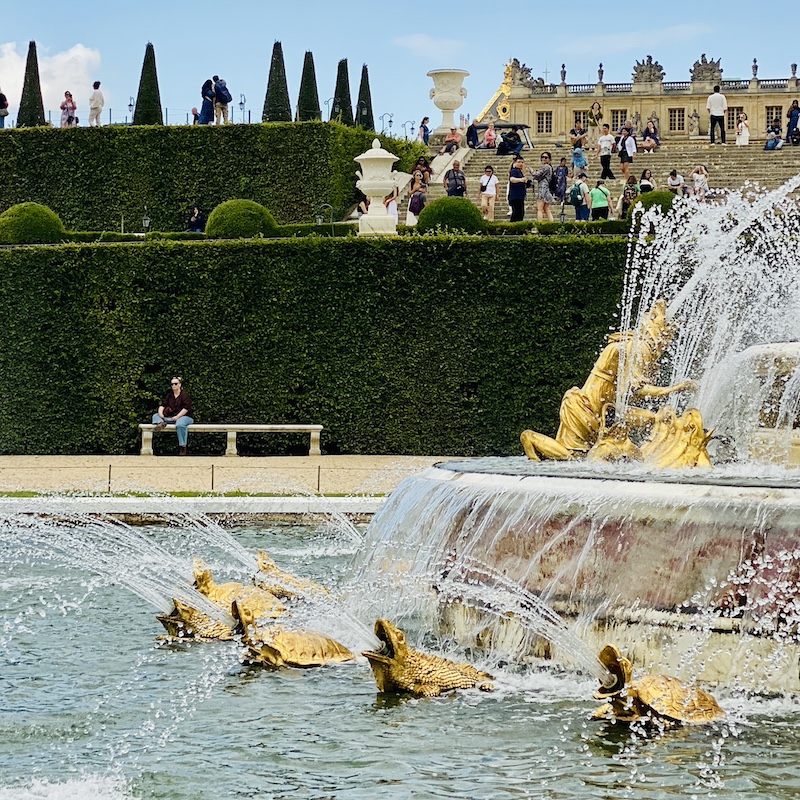 Una de las fuentes principales de Versalles funcionando durante el espectáculo de las Grandes Aguas.