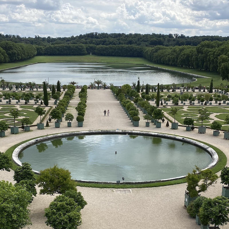 Vista panorámica de los jardines de Versalles con setos geométricos perfectamente podados