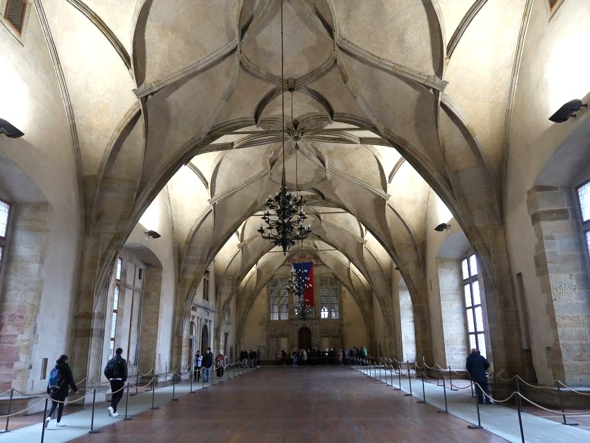 Techo de bóveda de crucería gótica en la Sala Vladislav del Antiguo Palacio Real dentro del Castillo de Praga