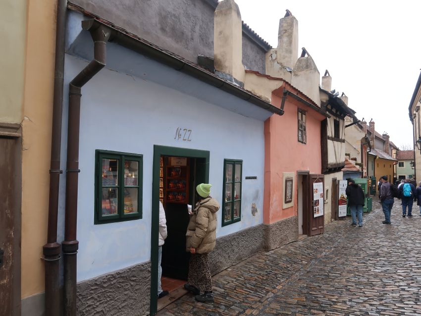Casas coloridas y estrechas del Callejón del Oro, una calle histórica dentro del Castillo de Praga