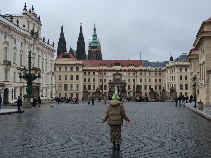 Vista exterior del complejo del Castillo de Praga con la Catedral de San Vito al fondo destacando entre los edificios históricos