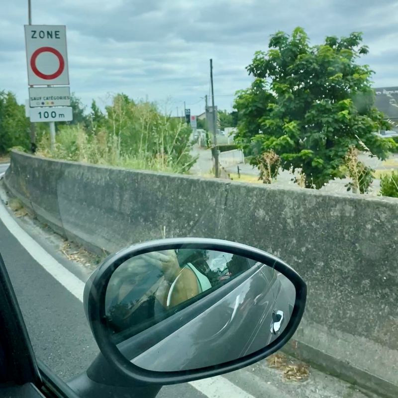 Cartel que avisa que entras en una zona de restricción por ser Zona de Bajas Emisiones Permanente