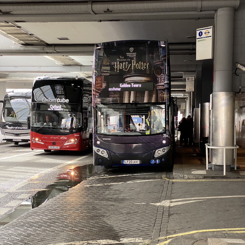 Autobús temático del tour organizado para ir al parque Harry Potter de Londres desde el centro.