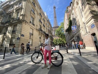 tour guiado en bicicleta con la Torre Eiffel de fondo en Paris