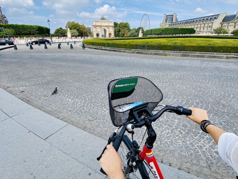 Vista desde la bicicleta circulando por un carril bici de Paris