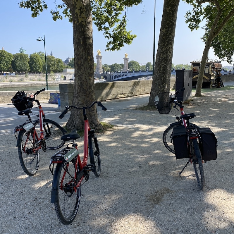 Bicicleta con casco utilizada en el tour guiado por Paris