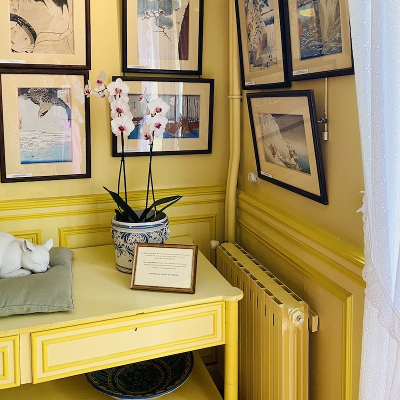 Interior de la casa de Monet en Giverny con el comedor amarillo, la sala mas famosa.