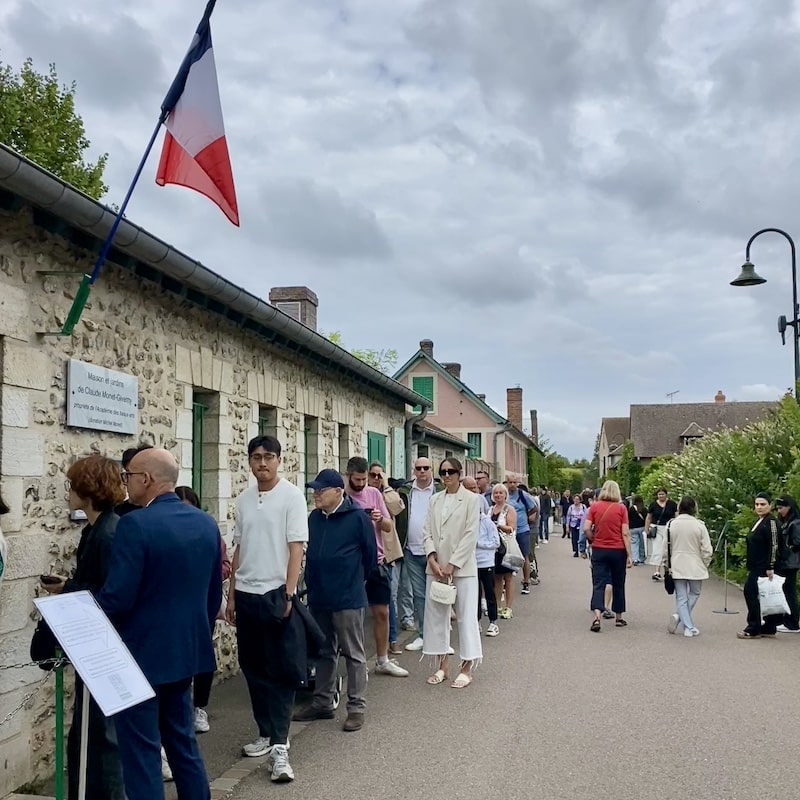 Visitantes haciendo cola en las taquillas de la Casa de Monet en Giverny.