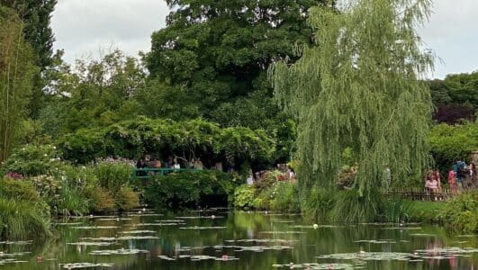 Estanque de nenúfares y puente japonés en los jardines de la casa de Claude Monet en Giverny.