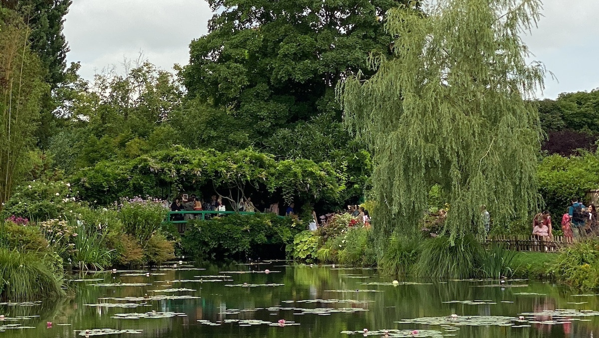 Estanque de nenúfares y puente japonés en los jardines de la casa de Claude Monet en Giverny.