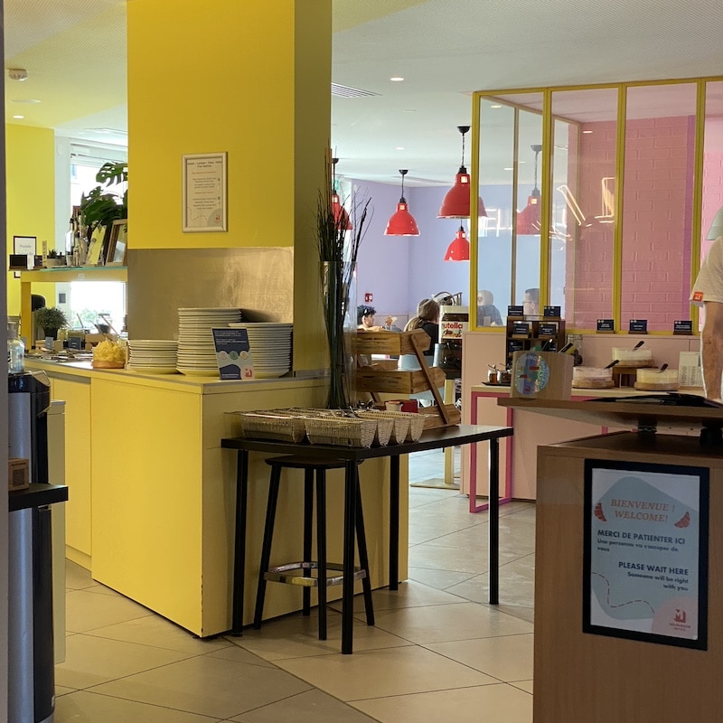 Comedor del hotel Meininger, espacio amplio y familiar ideal para desayunar con niños en París