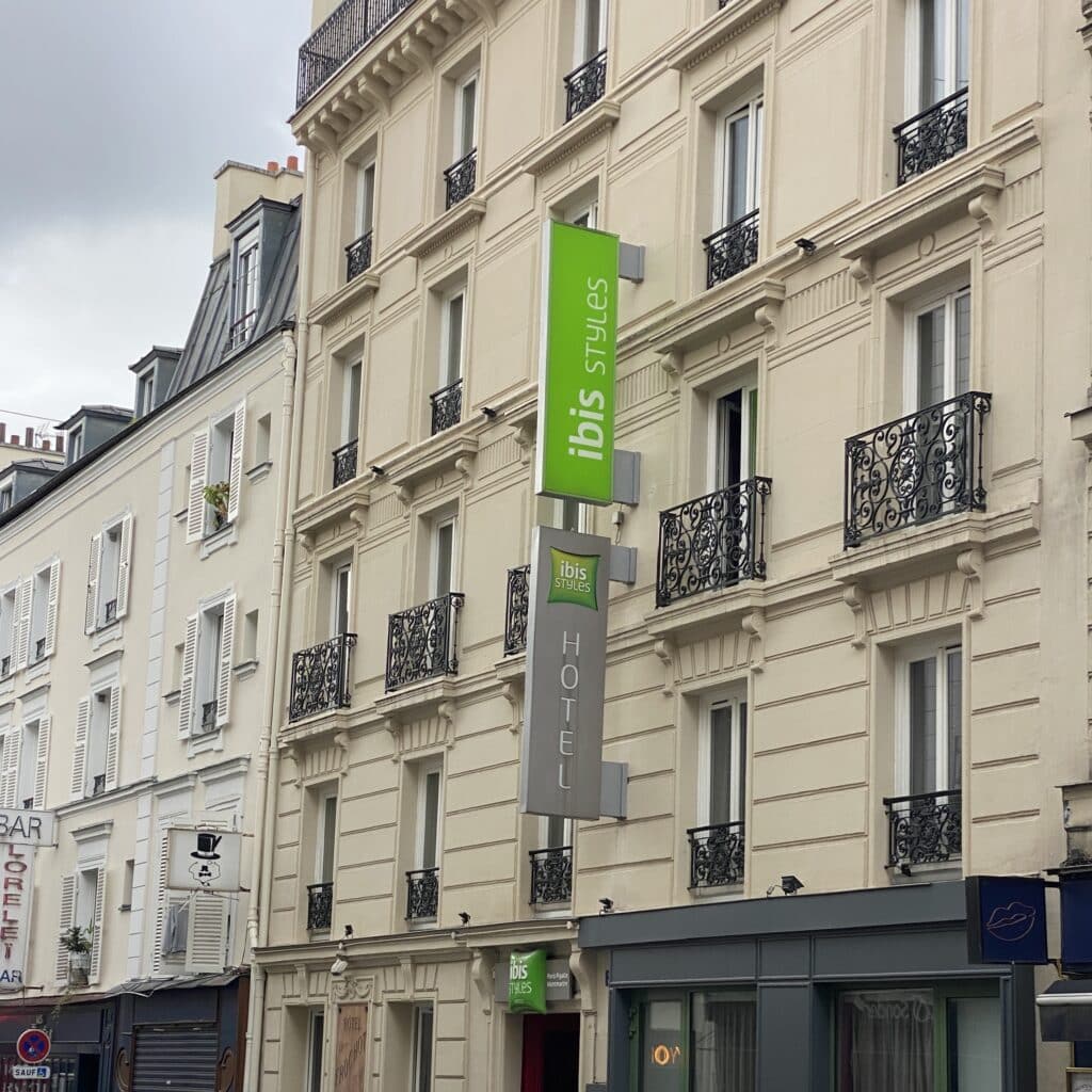 Fachada del Hotel Ibis Styles en París, cerca de transporte público y atracciones principales