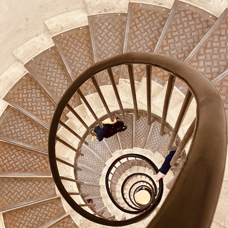 Escaleras de caracol en el interior del Arco de Triunfo