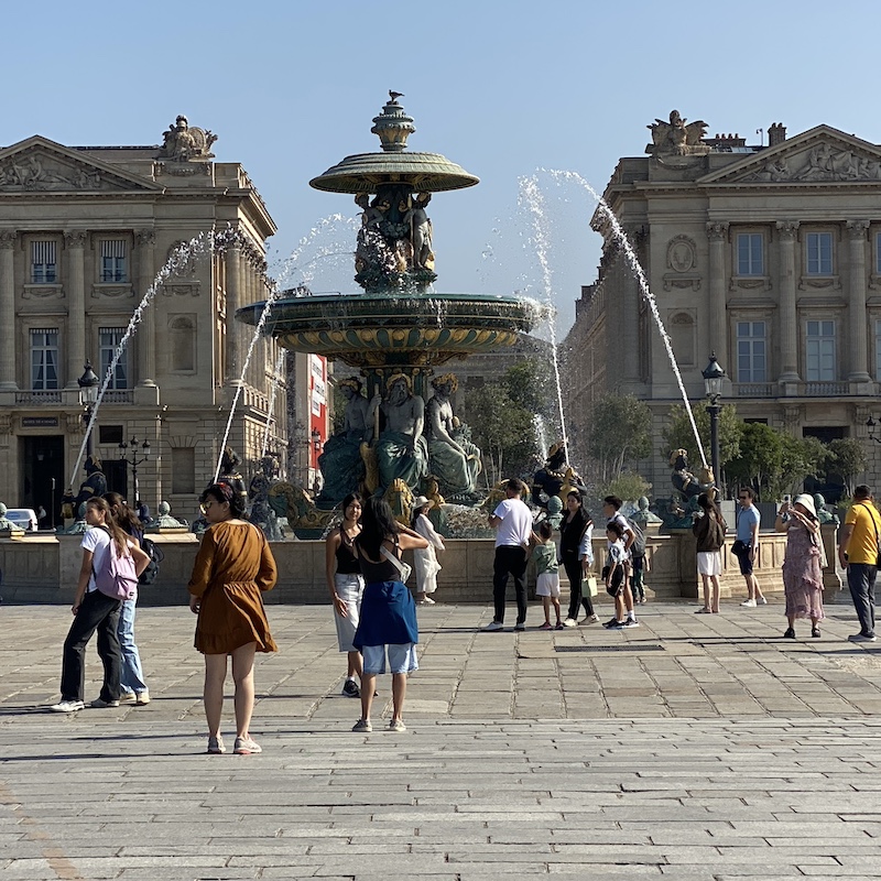Vista de la Plaza de la Concordia en París, cerca del Arco de Triunfo