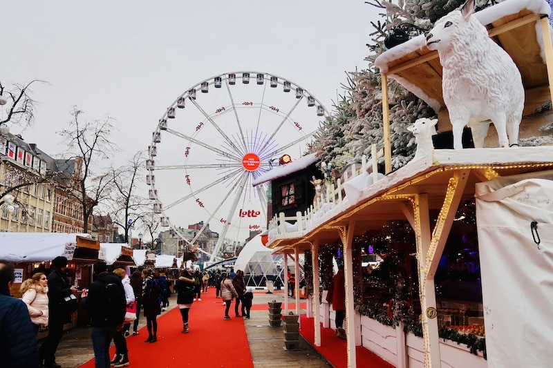 Noria LOTTO en Bruselas durante la Navidad, con luces y mercadillos de fondo