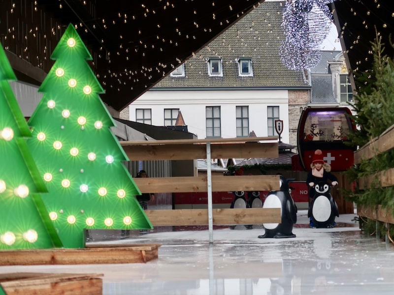 Niño pequeño disfrutando de la pista de patinaje en Gante durante la Navidad