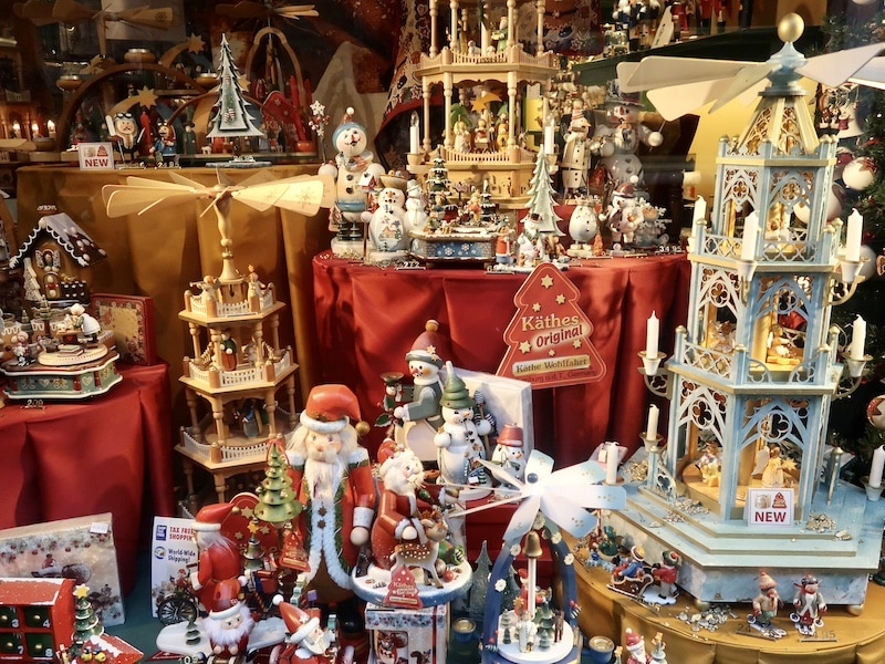 Puesto navideño en Brujas con adornos, bombones y figuras de Papá Noel