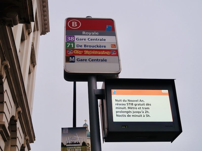 Cartel con horarios especiales de metro y autobuses en Bruselas durante Año Nuevo