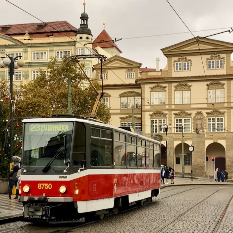 Tranvía urbano circulando por las calles de Praga durante el invierno.