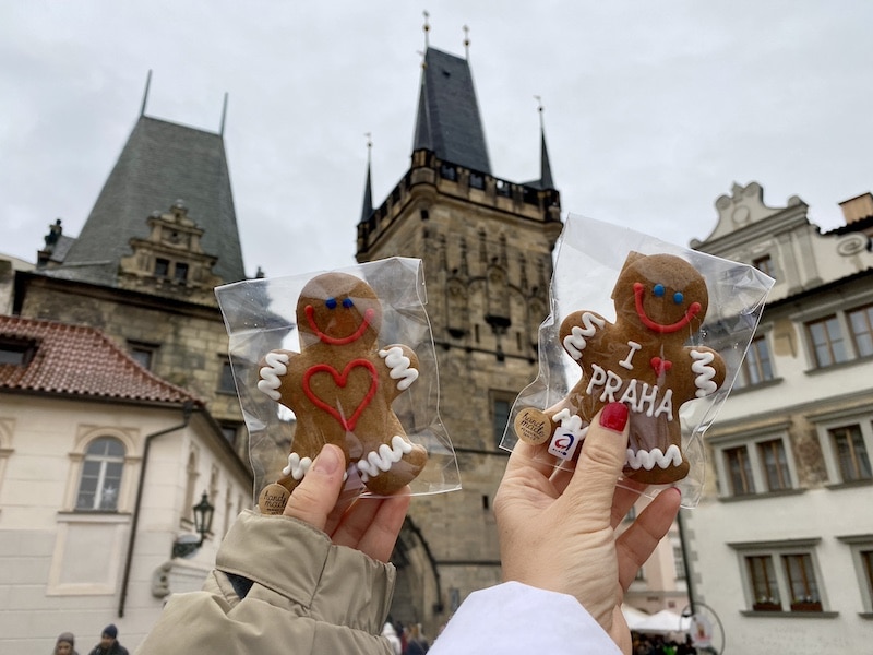galletas de jengibre con la inscripción "I Love Praha", con el Puente de Carlos al fondo en Praga.