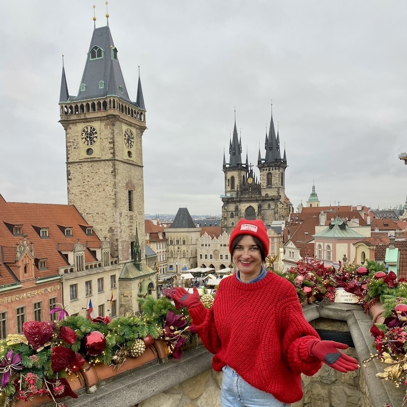 El viaje de Sofi en el mirador del Hotel U Prince con vistas a la Plaza de la Ciudad Vieja decorada con luces navideñas.