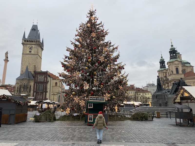 Plaza de la Ciudad Vieja con mercado y árbol de Navidad e iglesia de San Nicolás al fondo.