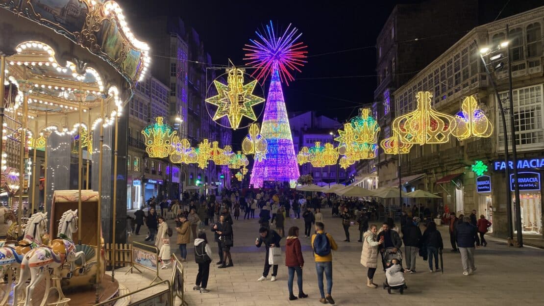 Árbol de Navidad gigante de Porta do Sol en Vigo iluminado por la noche en 2026