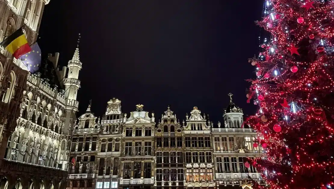 Grand-Place de Bruselas iluminada por la noche en Navidad con árbol gigante y luces (2026)