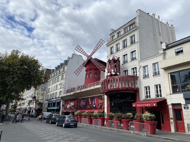 Fachada del Moulin Rouge en París
