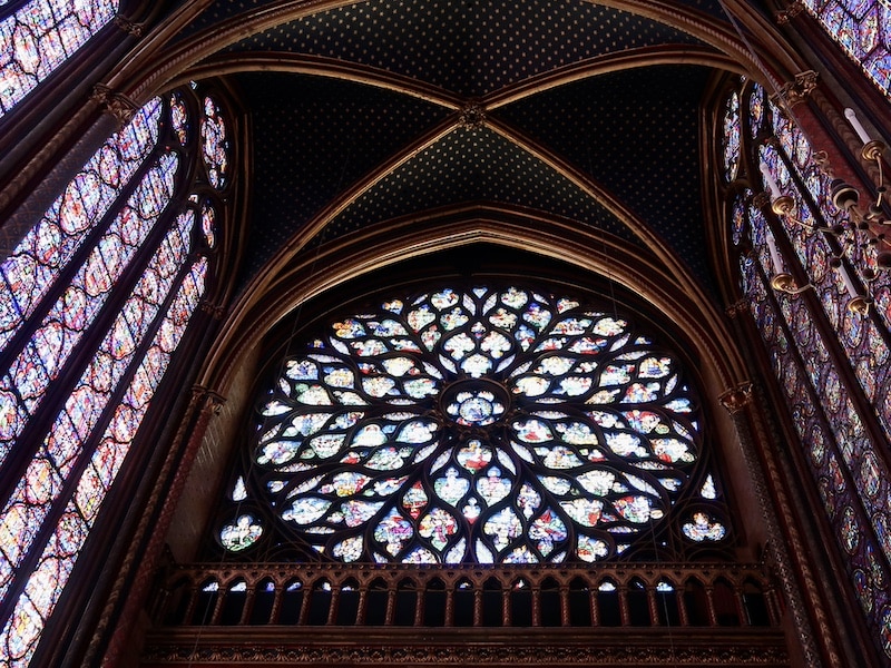 Detalle del rosetón de la Sainte-Chapelle con escenas del Apocalipsis en vidrio coloreado