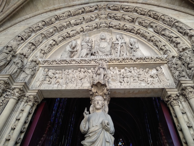 Escultura del Cristo bendiciendo en la puerta principal de la Sainte-Chapelle de París
