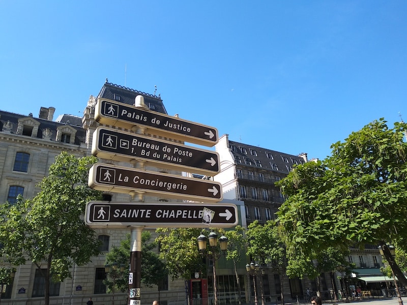 Señal con indicaciones para acceder a la Sainte-Chapelle dentro del Palais de Justice