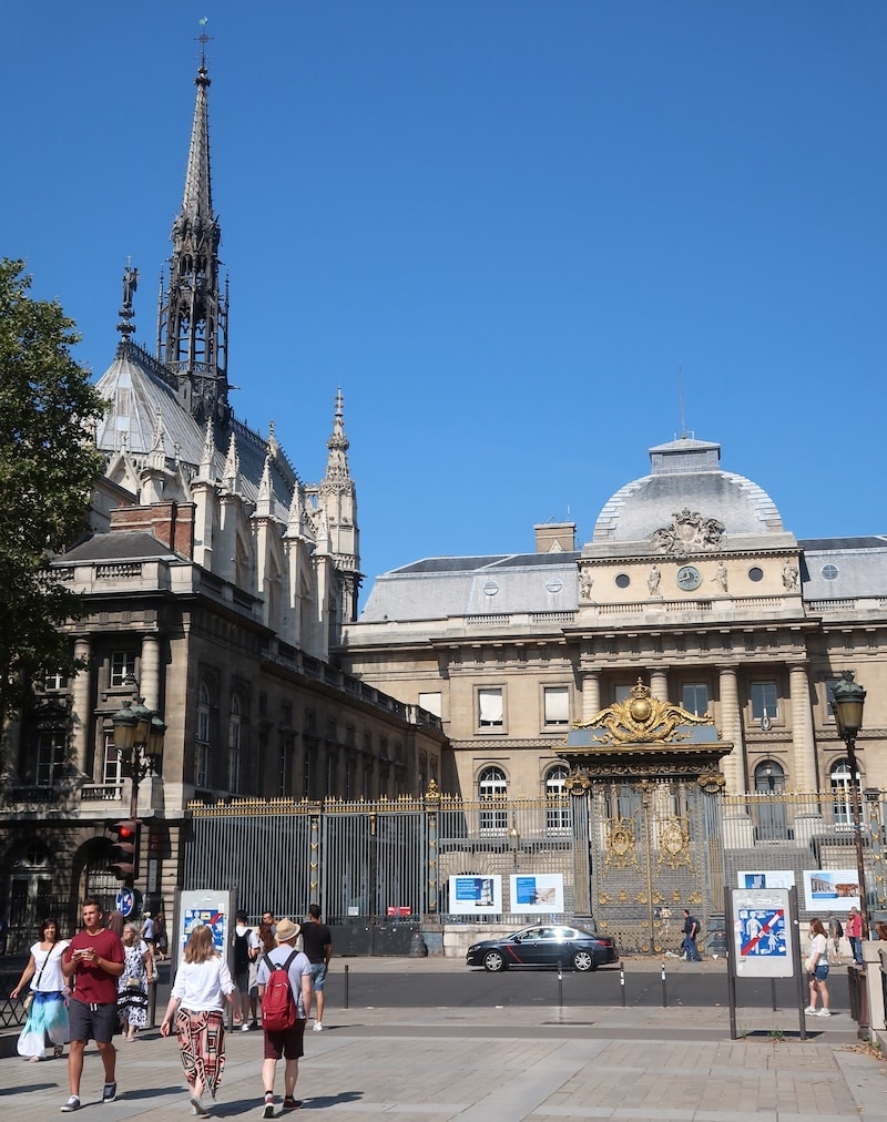 Sainte-Chapelle de París y Conciergerie desde el exterior
