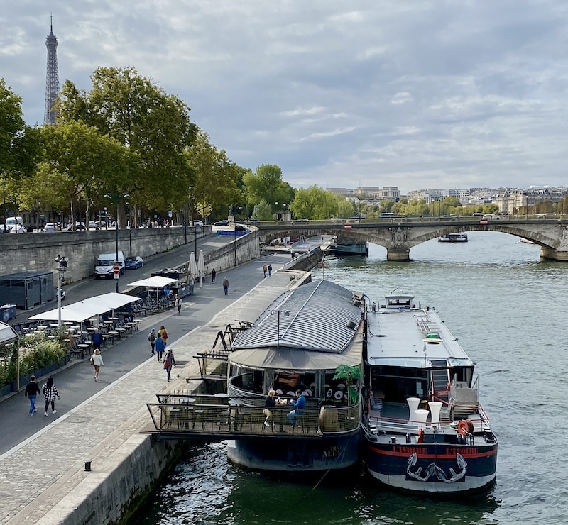 Vista del muelle de salida de los barcos en el Sena cerca de la Torre Eiffel.