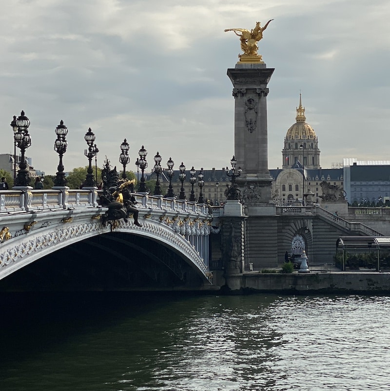 Vista del Puente Alejandro III con sus esculturas y detalles ornamentales