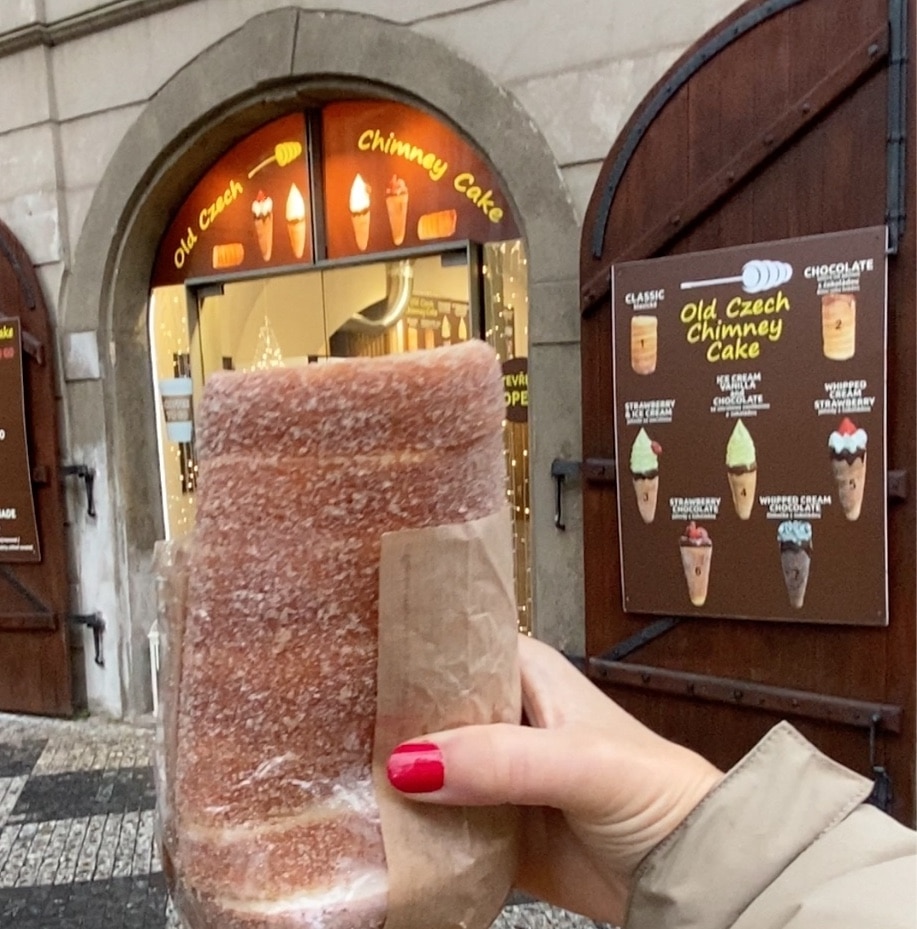 Primer plano de un dulce Trdelník en Praga