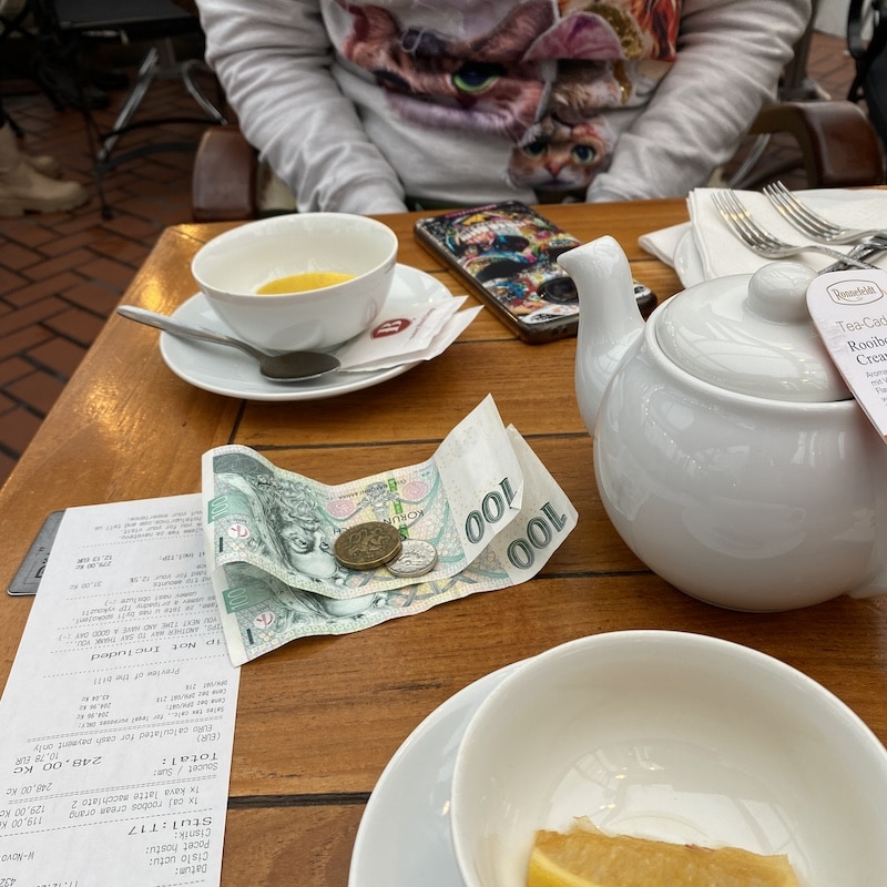 Monedas de coronas checas sobre una mesa de café