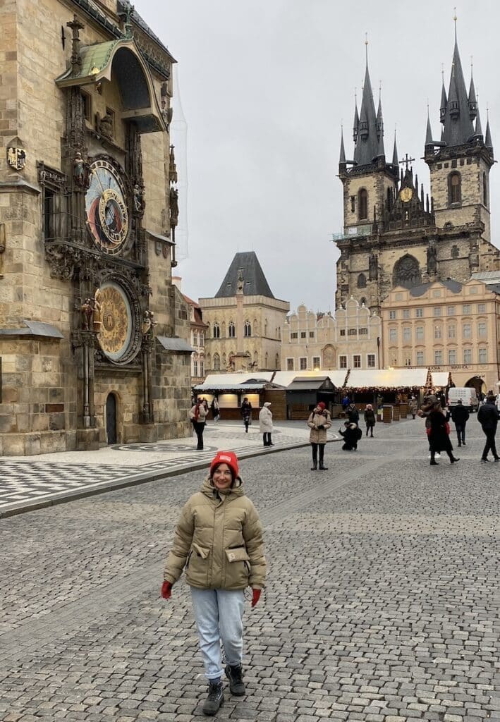 posando frente al Reloj Astronómico de Praga