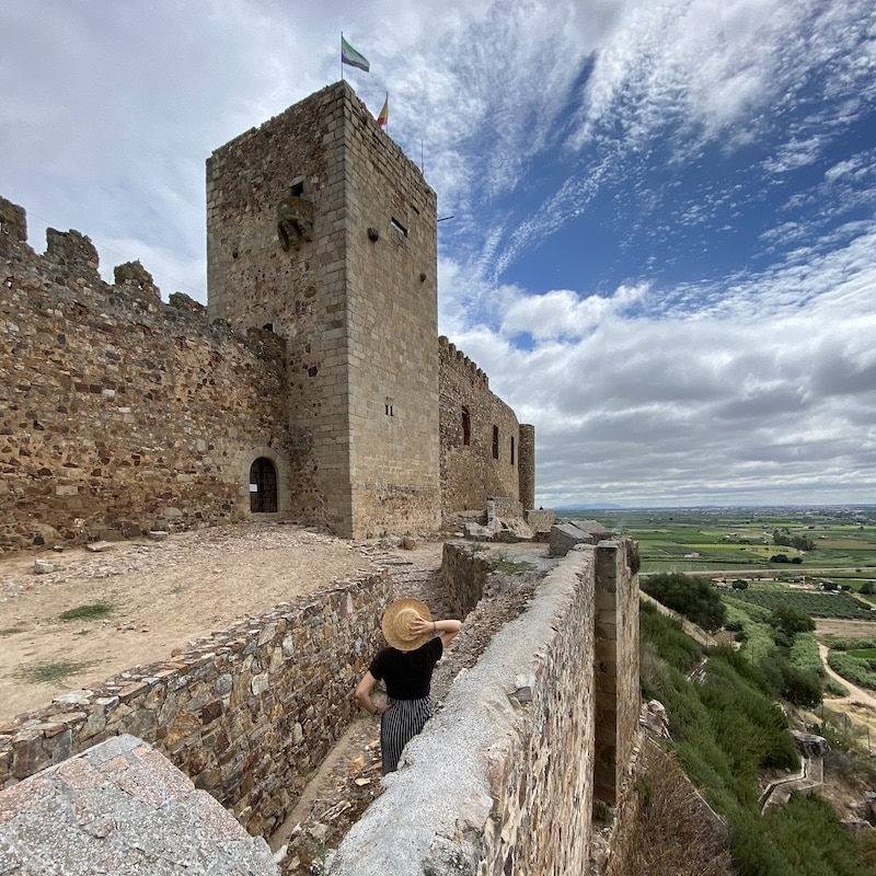 Nuestra compañera de el Viaje de Sofi contemplando las murallas y torres del Castillo de Medellín, Extremadura